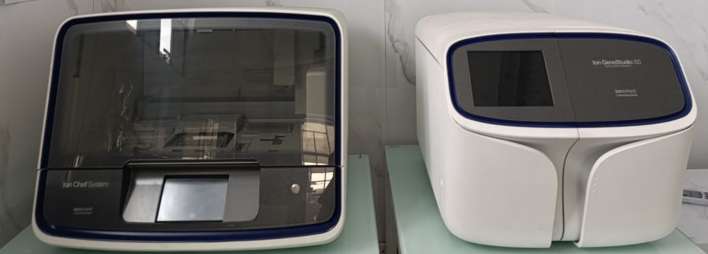 Equipo de secuenciación NGS en laboratorio médico